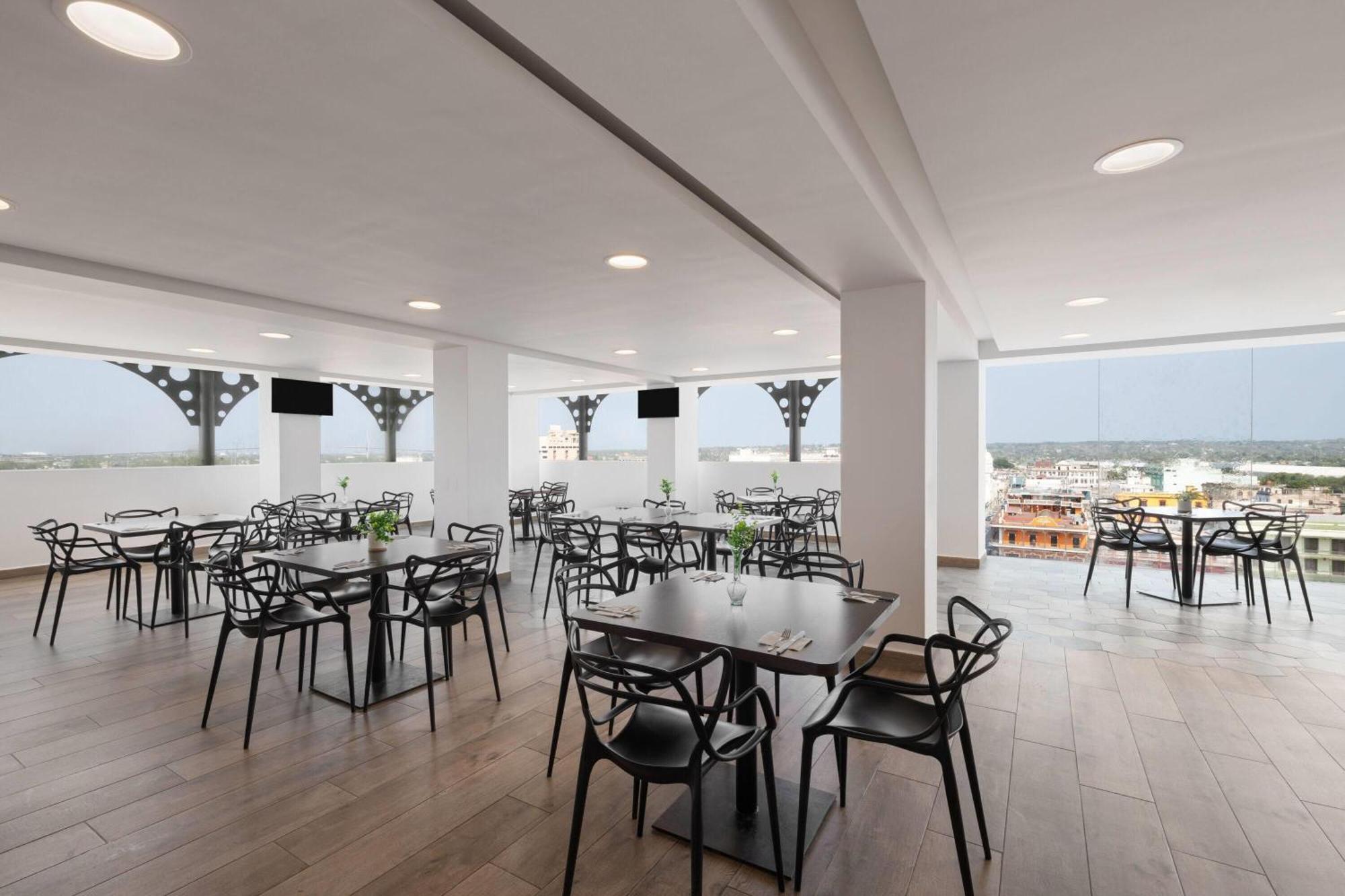 Ramada By Wyndham Tampico Centro Hotel Exterior photo